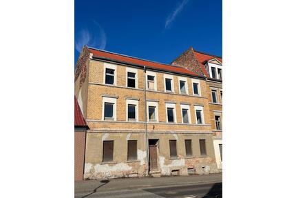 SANIERUNGSBEDÜRFTIG Mehrfamilienhaus - Aschersleben