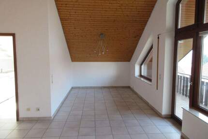 Gepflegte 2,5 Zimmer -DG-Wohnung mit Balkon und EBK in Pforzheim