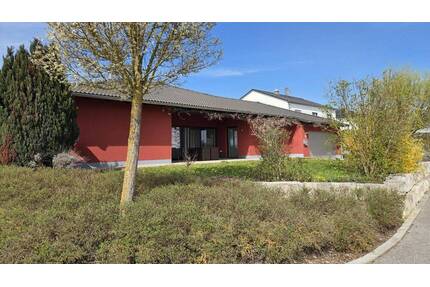Exklusiver, energieeffizienter Walmdach-Bungalow in ruhiger Ortsrandlage von Essenbach