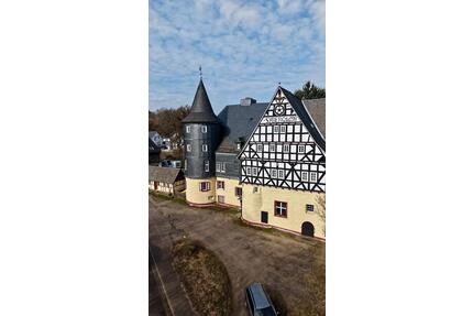 Wohnen im Schloss - 380,00&nbsp;EUR Kaltmiete, ca.&nbsp; 60,00&nbsp;m&sup2; in Kreuztal (PLZ: 57223)