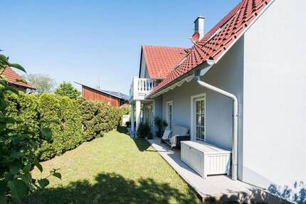 Jetzt einziehen! Modernes Zweifamilienhaus mit viel Platz und schönem Garten in Veitsbronn