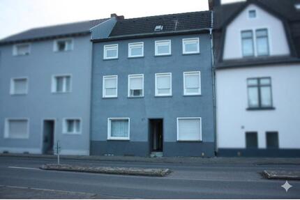Provisionsfrei! Großzügiges Haus in Bedburg mit 2 Garagen.