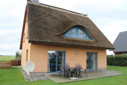 Hübsches Reetdach-Ferienhaus mit Ostseeblick - Dranske