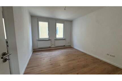 St. Peter ! 2-Zi.-Altbau-Whg., 40 m², Laminat, ohne Balkon, im 2.OG ohne Aufzug - Nürnberg Glockenhof