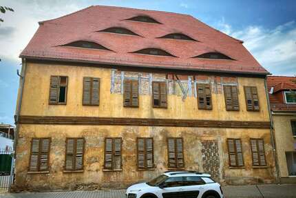 Haus zum Kaufen in Calbe 65.000,00 € 360 m²