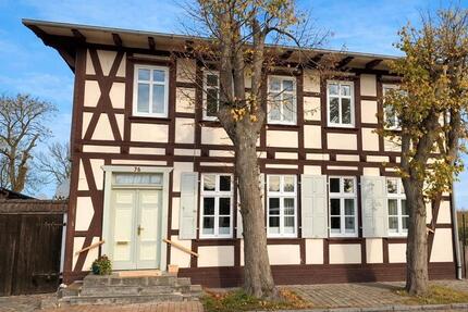 Historisches Fachwerkhaus am Peenestrom mit Blick auf Usedom - Kröslin