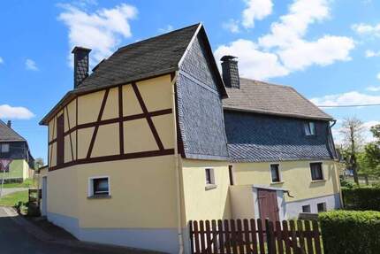 Kleines, freistehendes Einfamilienhaus mit Garten und Garage nahe Tanna zu verkaufen. Super geeignet auch als Ferienimmobilie!