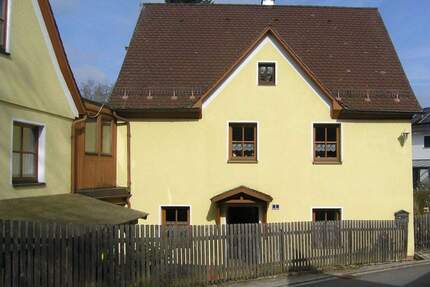 Teilweise renovierungsbedürftiges 1-Familien-Haus, idyllisch gelegen, mit Nebengebäude und Garage - Engelthal