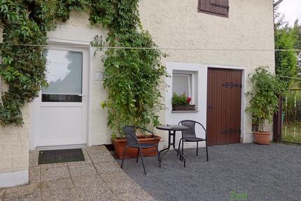 (EF0475_M) Dresden: Radebeul, kleines separates Apartment, möbliert, WLAN, Waschmaschine inklusive, Sitzecke im Garten