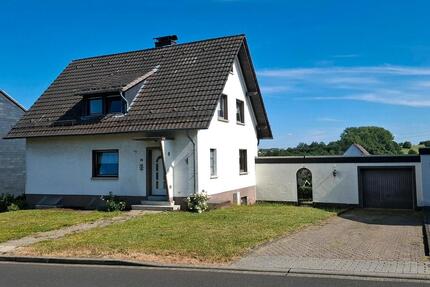 Schönes Einfamilienhaus - 295.000,00&nbsp;EUR Kaufpreis, ca.&nbsp; 132,00&nbsp;m&sup2; in Flammersfeld (PLZ: 57632)