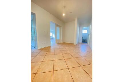 *** ERSTBEZUG NACH SANIERUNG – FAMILIEN AUFGEPASST *** Sehr helle 4-Zimmer-Wohnung mit Balkon *** - Marl