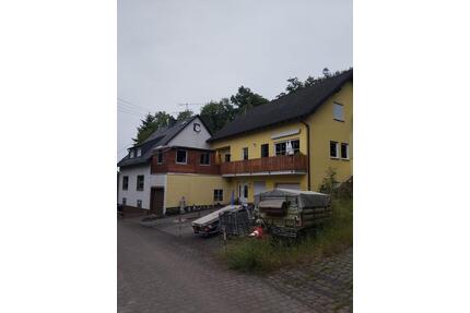 Zwei Wohnhäuser + Baugrundstück mit Doopelgarage - Lonnig