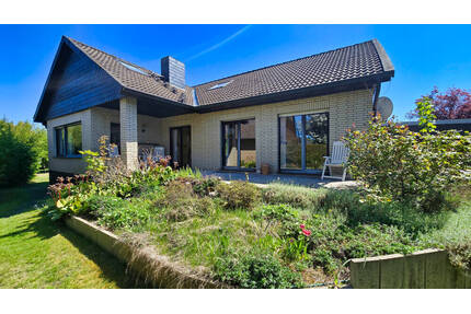 Gepflegtes Einfamilienhaus: ca.189 m² Wohnfläche mit Fußbodenheizung, Terrasse, Balkon und Garage! - Wathlingen