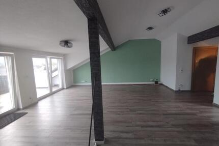 Helle 3-Zimmer Dachgeschosswohnung 100 m2 mit großem Balkon - Eislingen (Fils)