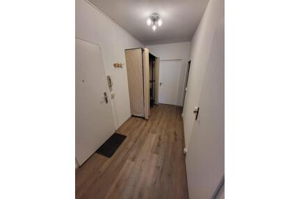 Drei Zimmer in Studenten WG - 500,00&nbsp;EUR Kaltmiete, ca.&nbsp; 60,00&nbsp;m&sup2; in Berlin (PLZ: 12629) Hellersdorf