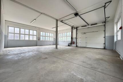 TOP-Gewerbehalle auf 752 m². Besonders hell. 3 Büros, Aufenthaltsraum, Toiletten. Stellplätze. - Deißlingen
