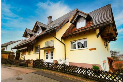 PRIVAT: Großzügiges Zweifamilienhaus in ruhiger Gegend - Schöllkrippen