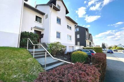 Hochwertige 3-Zimmer Erdgeschosswohnung mit eigenem Garten und zwei Garagen in Ennepetal-Voerde