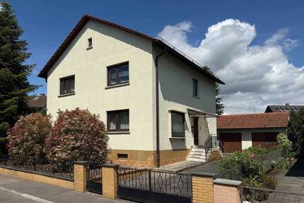Gepflegtes, freistehendes Zweifamilienhaus mit Potenzial und großem Grundstück in Leimen-St. Ilgen.
