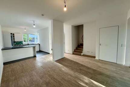 Haus zum Mieten in Hamburg 2.196,00 € 122 m²