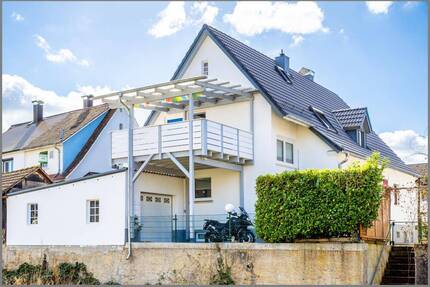 Schick sanierte Doppelhaushälfte zentral & ruhig - Balkon über der Acher mit Hornisgrindeblick - Achern