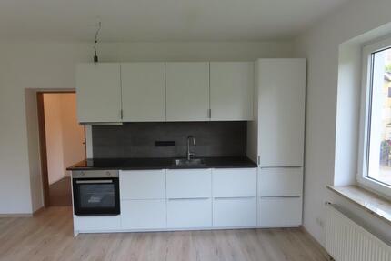 Arzberg – Zentrumsnahe 2-Zimmer-Wohnung mit Einbauküche & Terrasse zur Miete