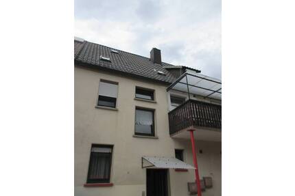 Großes Dreifamilienhaus auf teilbarem Grundstück mit bebaubarer Teilfläche. Mögliche Jahresnettomieteinnahme 16.320,00 € in Bergrheinfeld