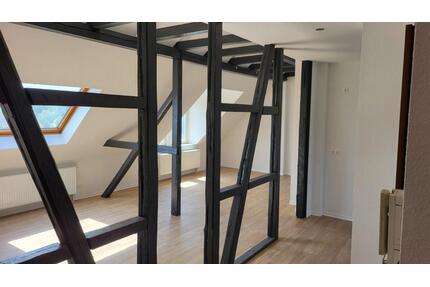 Wunderschöne Dachgeschoß 3 Raumwohnung, großzügig geschnitten - Zeitz