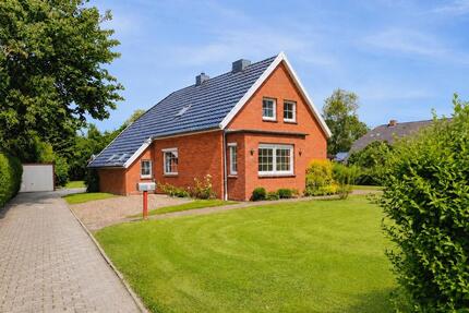 Zweifamilienhaus mit Wintergarten, Garage und zwei Blockhäusern - Krummhörn