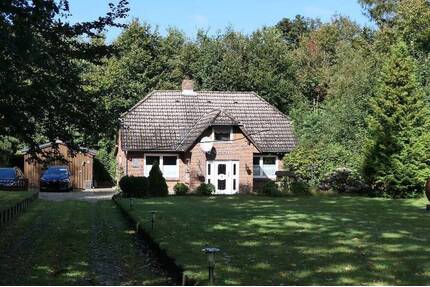 Idyllisches Anwesen mit Waldgrundstück bei Husum
