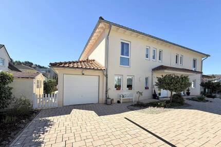 Zentral. Hell. Naturnah. Einseitig angebautes Einfamilienhaus im Herzen von Overath