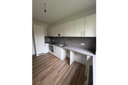 Sanierte 2-Zimmer-Wohnung mit neuer Einbauküche, Balkon & Tiefgaragenstellplatz in Quickborn