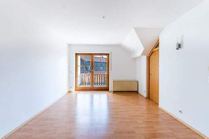 - Gemütliche 2-Zimmer-Dachgeschosswohnung mit Balkon im Straubinger Osten -