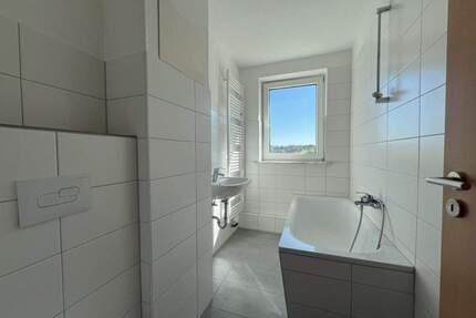 Lass die Sonne rein...helle, moderne 2-Zimmer-Wohnung, einzugsfertig nach Renovierung, Einbauküche gegen Aufpreis möglich - Zwickau Pölbitz