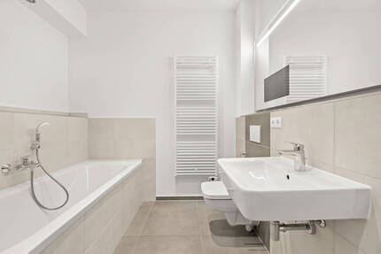 Erstbezug in Traumsanierung mit Balkon, separater Küche, Wannenmasterbad, Gästebad mit Dusche, Parkettfussboden, Abstellkammer im Flur, PKW-Stellplatz - Rochlitz