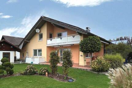 Viel Platz für die ganze Familie: Zweifamilienhaus mit Gartenidylle in Hunderdorf