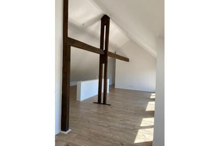 Hohe Decken, viel Licht: DG-Wohnung mit Balkon in Lindlar