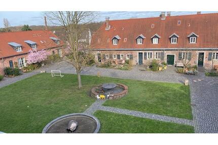 Zimmer mit eigenem Badezimmer - 700,00&nbsp;EUR Kaltmiete, ca.&nbsp; 121,00&nbsp;m&sup2; in Köln (PLZ: 50829) Ehrenfeld