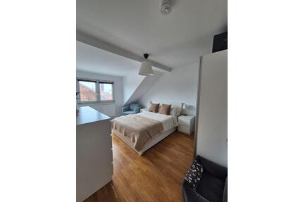 2-Zimmer Dachgeschosswohnung mit Skyline & Taunus Blick - Frankfurt am Main Bornheim