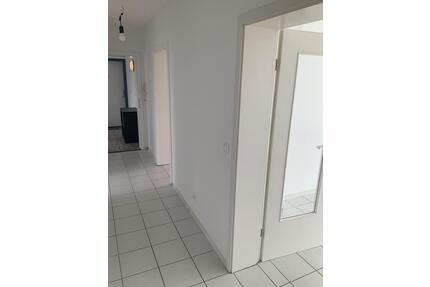 Enorm viel Platz - 3-Zi.-Whg. mit Ankleidezimmer, Wannenbad und Balkon - Langenfeld (Rheinland)