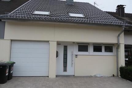 Modernisiertes zweiseitig angebautes Einfamiienhaus mit Garage in - Homburg