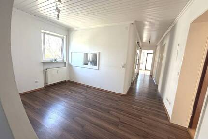 Großzügig geschnittene 4 Zi. Wohnung über den Dächern mit drei Balkonen - Geislingen an der Steige