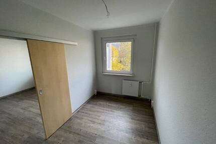 Vollständig sanierte 3-Raum-Wohnung mit Balkon und Abstellraum - Oschersleben