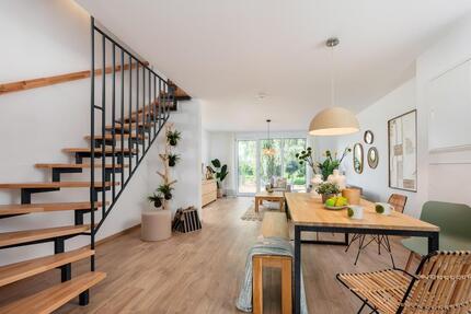 Exklusives Neubau-Reihenmittelhaus (KfW 40 QNG) mit PV-Anlage, Garten und moderner Einbauküche - Roth