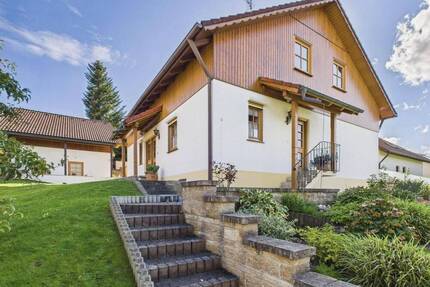 Viel Raum für Familie und Ideen - Einfamilienhaus mit Einliegerwohnung, Garten und Nebengebäude - Egenhofen Pischertshofen