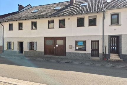 Vielseitiges Zweifamilienhaus mit Gewerbemöglichkeit, zahlreichen Stellplätzen u. idyllischem Garten - Friedelhausen