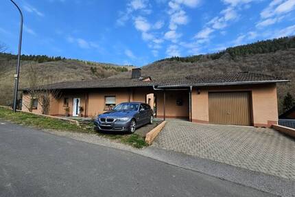 Freistehendes Zweifamilienhaus und Garage in ruhiger Lage - Simmerath Dedenborn