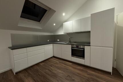 Modernen, komplett sanierten 3,5-Zimmer-DG-Wohnung mit Klimaanlage, Einbauküche, Tiefgarage - Ebersbach an der Fils