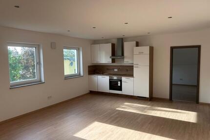2 Zimmer DG Wohnung - 650,00&nbsp;EUR Kaltmiete, ca.&nbsp; 54,00&nbsp;m&sup2; in Plattling (PLZ: 94447)