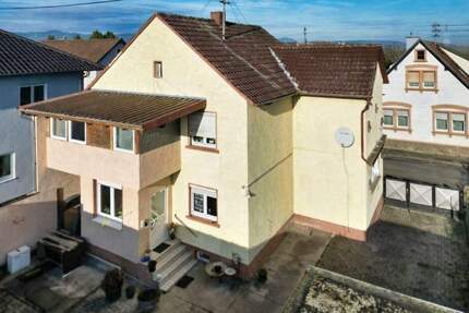 Gepflegtes Familienhaus mit Hof, Garten und Nebengebäuden - viel Platz für 399.000 € - Altdorf